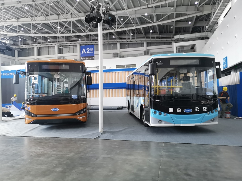 同樣作為東道主的開(kāi)沃則展出了兩款客車(chē)產(chǎn)品，且均為公交車(chē)。圖為開(kāi)沃汽車(chē)展出兩款客車(chē)