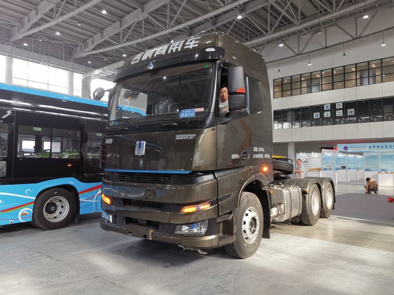 吉利遠(yuǎn)程汽車(chē)在本次大會(huì)展出輕卡、重卡、客車(chē)各一款，其中重卡為吉利遠(yuǎn)程甲醇重卡，客車(chē)為吉利星際客車(chē)，輕卡則有可能是吉利遠(yuǎn)程即將推出的新產(chǎn)品。圖為吉利商用車(chē)展出的重卡