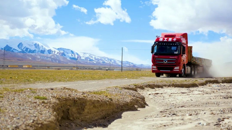 徐工漢風(fēng)P9牽引車油耗智能控制系統(tǒng)基于ADASIS地圖結(jié)合整車信息、巡航算法及控制策略實現(xiàn)預(yù)見性巡航（PCC），在駕乘過程中猶如智能領(lǐng)航員助您降低油耗。節(jié)油有方，創(chuàng)富無憂。