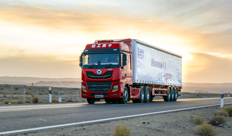 徐工漢風(fēng)P9牽引車油耗智能控制系統(tǒng)基于ADASIS地圖結(jié)合整車信息、巡航算法及控制策略實現(xiàn)預(yù)見性巡航（PCC），在駕乘過程中猶如智能領(lǐng)航員助您降低油耗。節(jié)油有方，創(chuàng)富無憂。