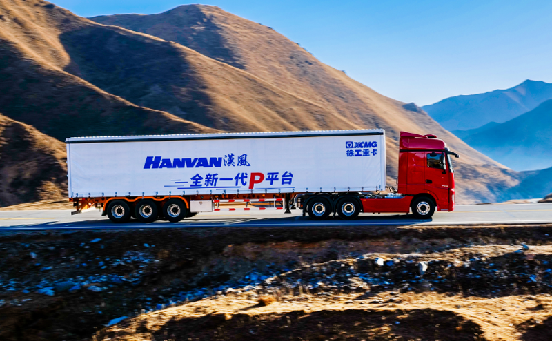 徐工漢風(fēng)P9牽引車油耗智能控制系統(tǒng)基于ADASIS地圖結(jié)合整車信息、巡航算法及控制策略實現(xiàn)預(yù)見性巡航（PCC），在駕乘過程中猶如智能領(lǐng)航員助您降低油耗。節(jié)油有方，創(chuàng)富無憂。