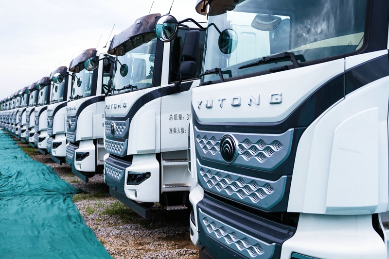 為支撐未來5~10年的發(fā)展，宇通將把新能源商用車的研發(fā)、制造、核心零部件的布局一次性規(guī)劃到位。宇通新能源商用車基地項目位于經(jīng)開區(qū)宇龍街附近，占地面積2622畝，計劃總投資85億，包括新能源重卡、新能源中卡、新能源輕卡等整車產(chǎn)能，新能源車橋等關(guān)鍵零部件，以及新能源商用車研發(fā)中心等。