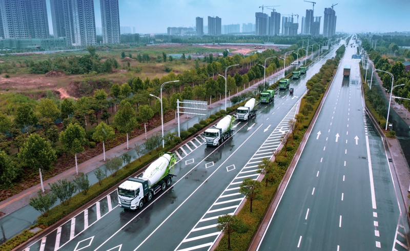 為支撐未來5~10年的發(fā)展，宇通將把新能源商用車的研發(fā)、制造、核心零部件的布局一次性規(guī)劃到位。宇通新能源商用車基地項目位于經(jīng)開區(qū)宇龍街附近，占地面積2622畝，計劃總投資85億，包括新能源重卡、新能源中卡、新能源輕卡等整車產(chǎn)能，新能源車橋等關(guān)鍵零部件，以及新能源商用車研發(fā)中心等。