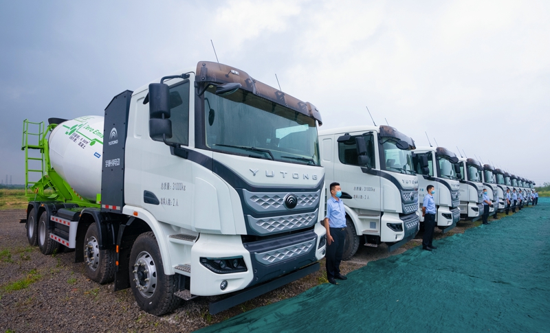 為支撐未來5~10年的發(fā)展，宇通將把新能源商用車的研發(fā)、制造、核心零部件的布局一次性規(guī)劃到位。宇通新能源商用車基地項目位于經(jīng)開區(qū)宇龍街附近，占地面積2622畝，計劃總投資85億，包括新能源重卡、新能源中卡、新能源輕卡等整車產(chǎn)能，新能源車橋等關(guān)鍵零部件，以及新能源商用車研發(fā)中心等。