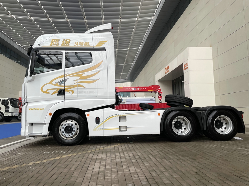 解放鷹途頭等艙牽引車，620馬力